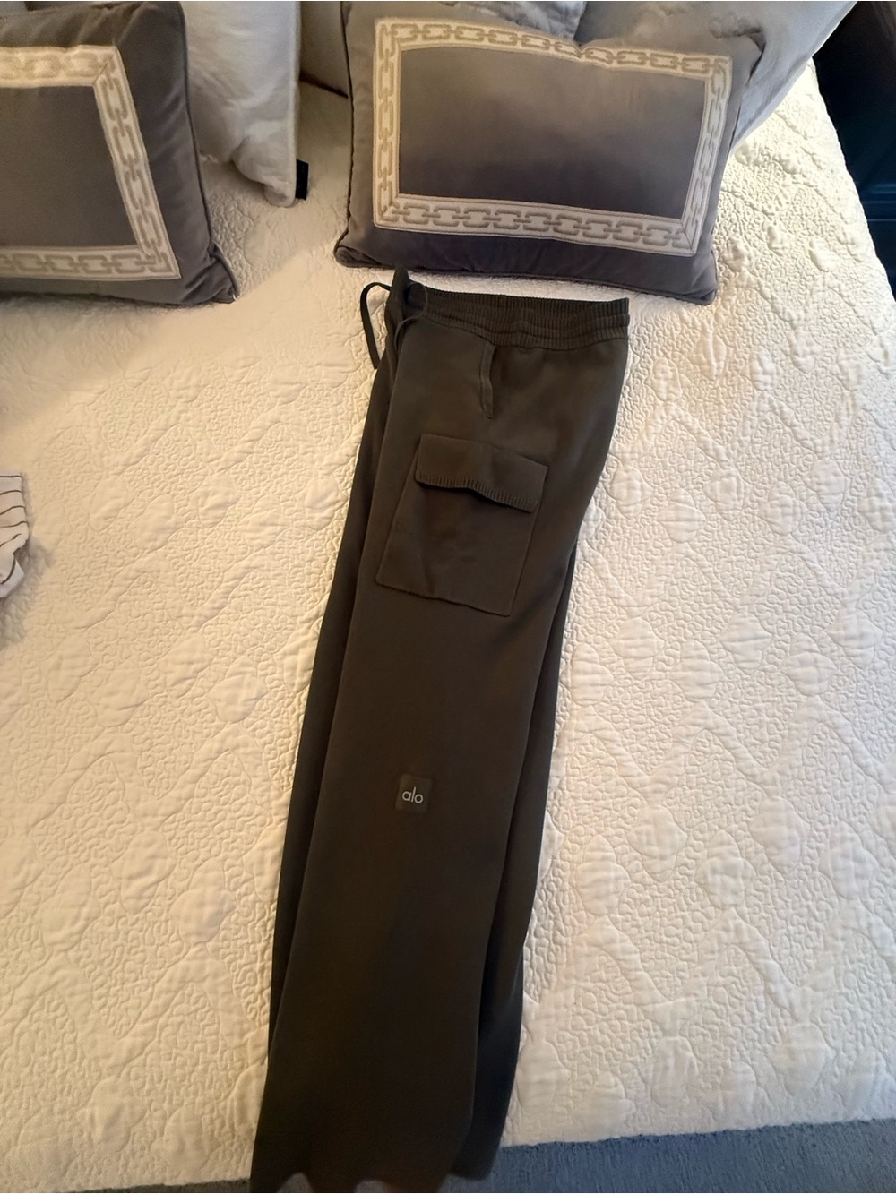ALO Yoga Wide-Leg Pants in Olive Green - Picture 4 of 10